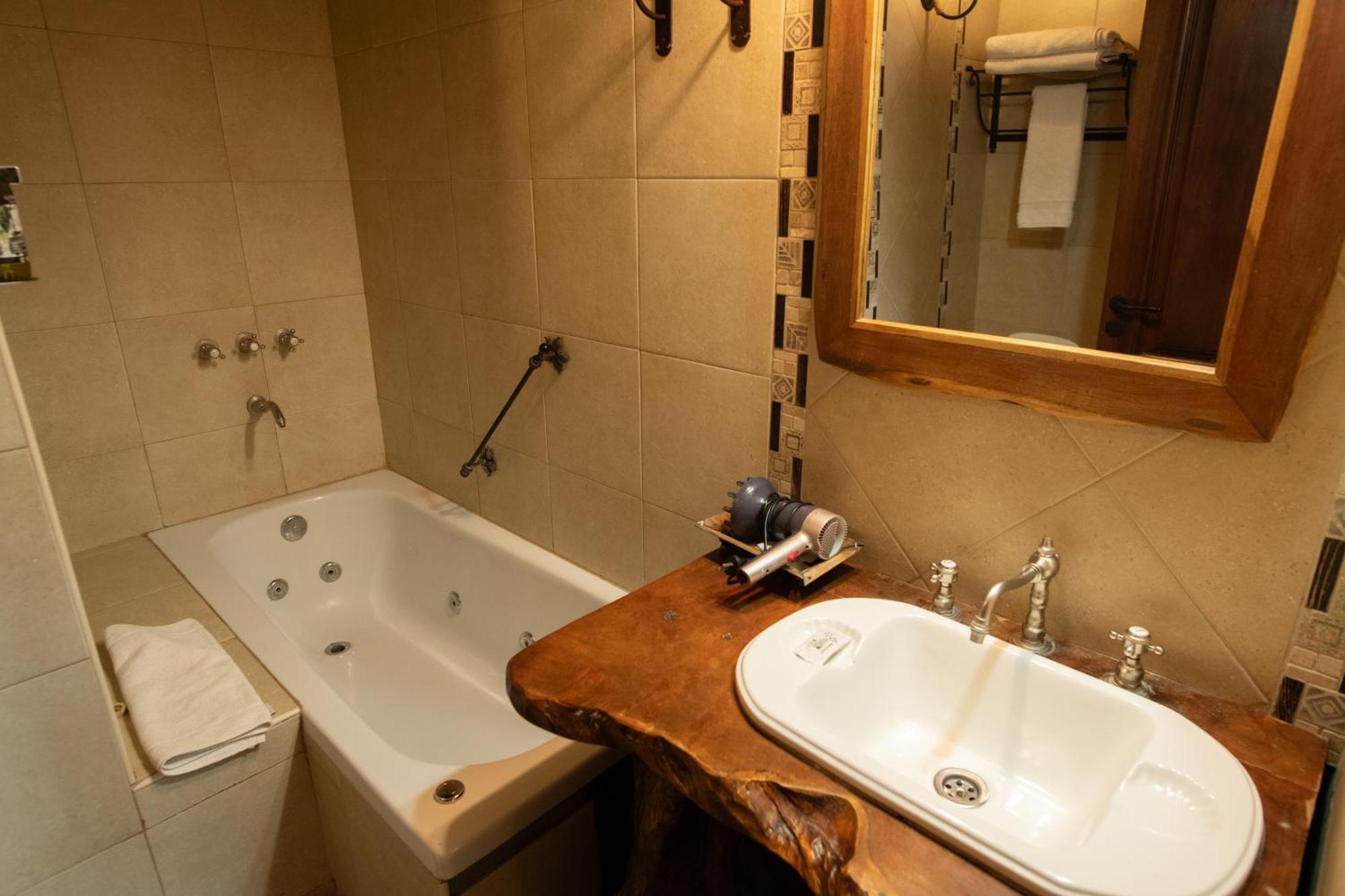 La Casa De La Bodega - Wine Boutique Hotel カファヤテ エクステリア 写真